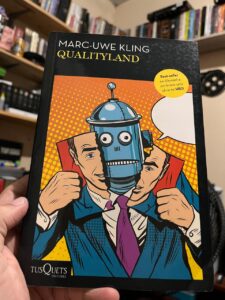 Qualityland de Marc-Uwe Kling – Uma Distopia Satírica Tecnológica