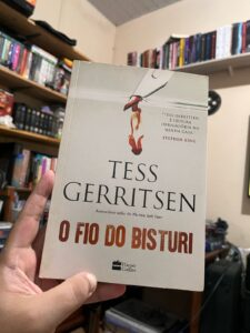 O Fio do Bisturi (Under the Knife): Um Thriller Médico de Tess Gerritsen